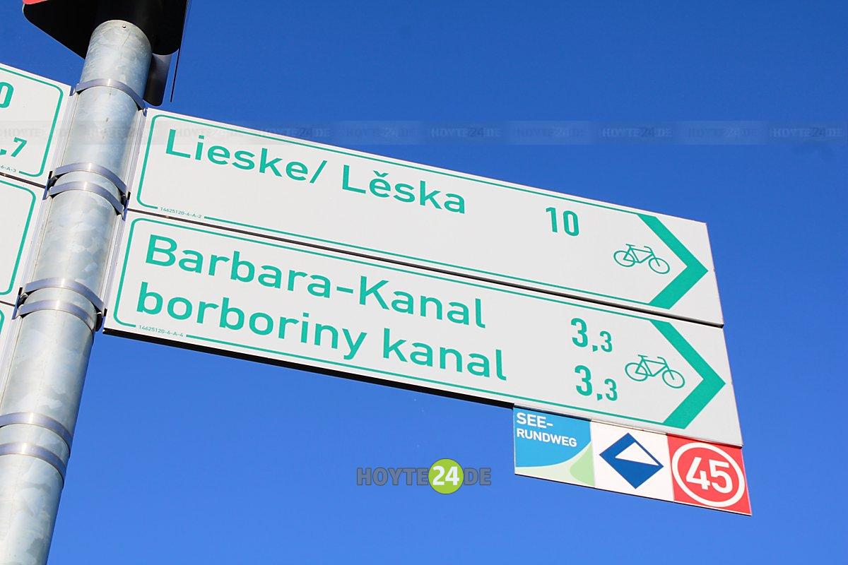 Man sieht ein Schild mit einem Hinweis auf den Barbara-Kanal.