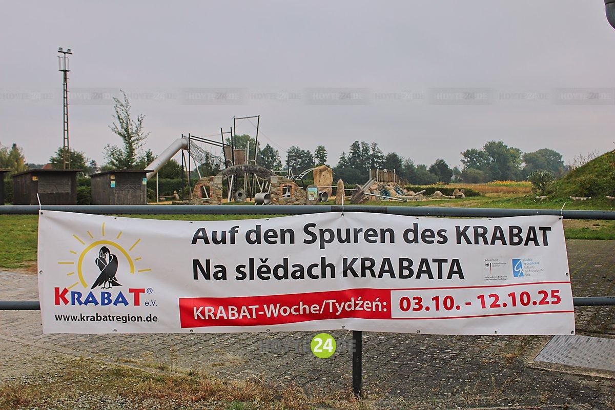 Man sieht ein Transparent mit der Aufschrift Auf den Spuren des Krabat - Na sledach Krabata - Krabat-Woche.