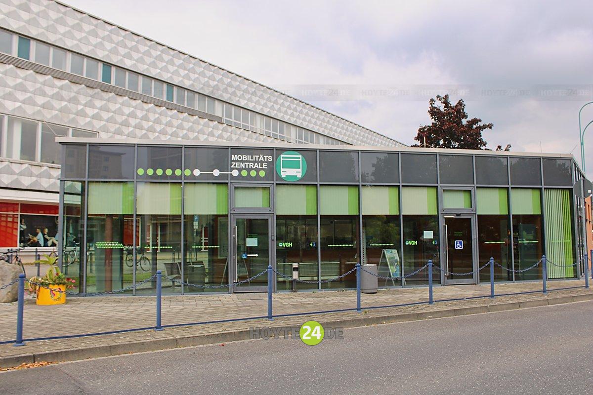 Man sieht die Mobilitätszentrale der Verkehrsgesellschaft Hoyerswerda VGH am Lausitzer Platz.
