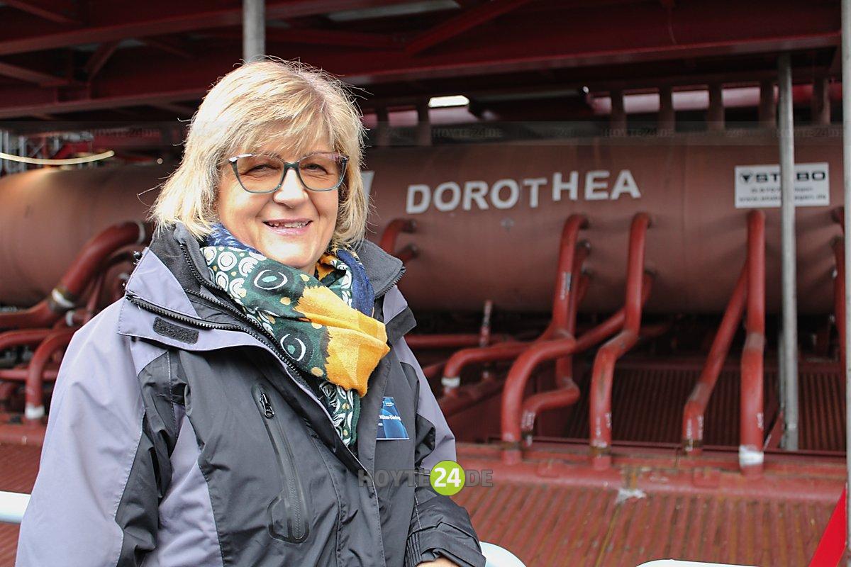 Man sieht Dorothea Höhne-Diering vor dem Kessel und der Aufschrift Dorothea.