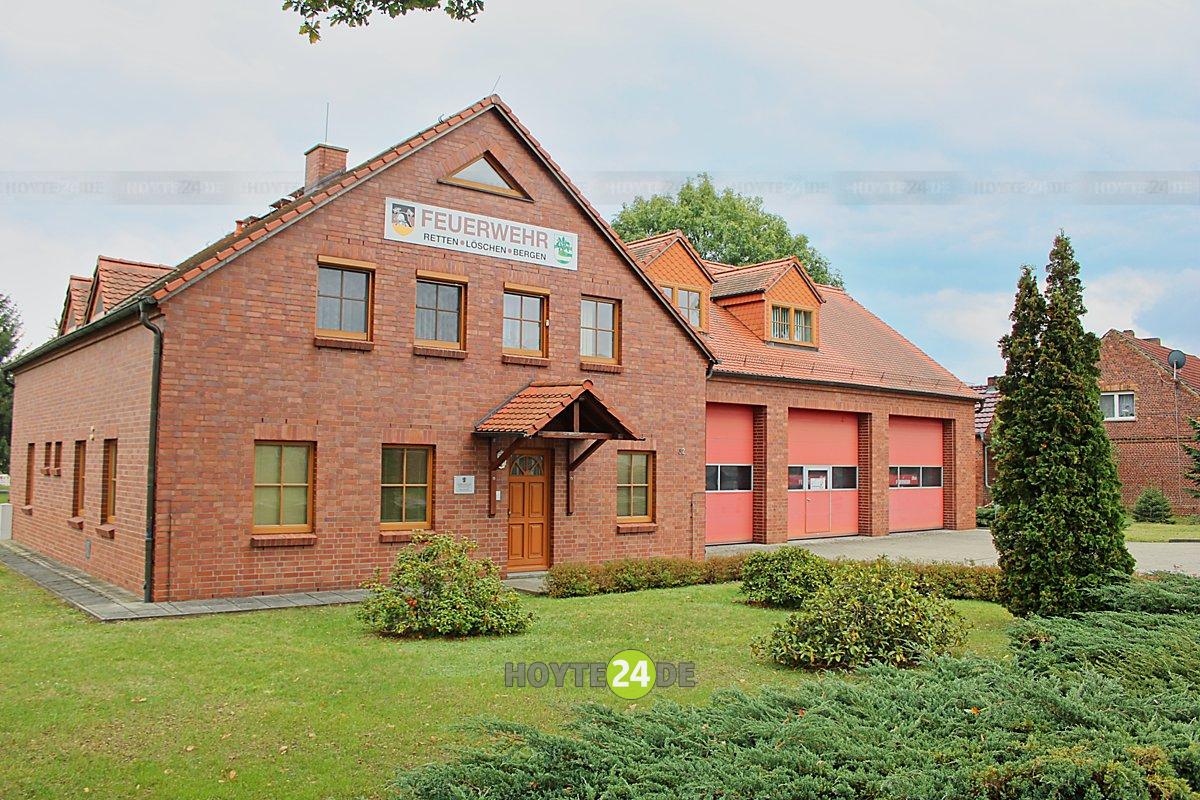 Man sieht das Feuerwehrgerätehaus von Zerre.