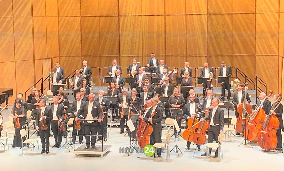 Man sieht das Orchester der Neuen Lausitzer Philharmonie auf der Bühne der Lausitzhalle.