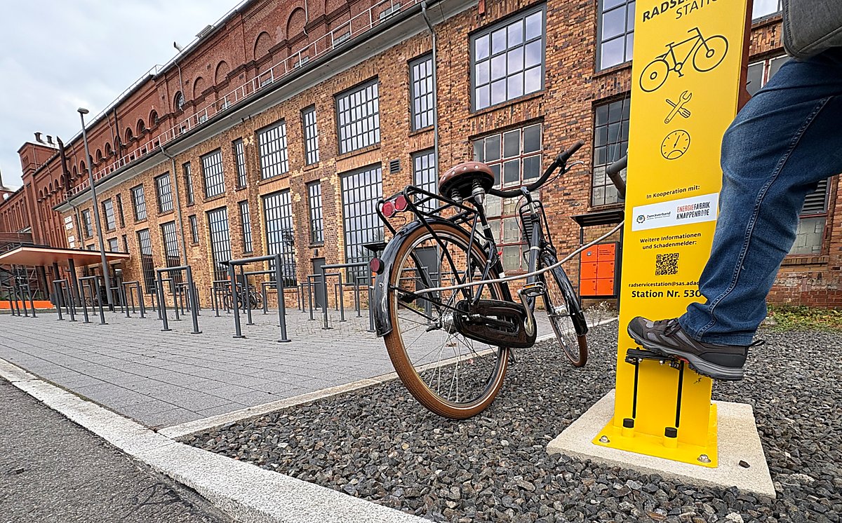 Man sieht die ADAC-Radservicestation vor der Energiefabrik Knappenrode.