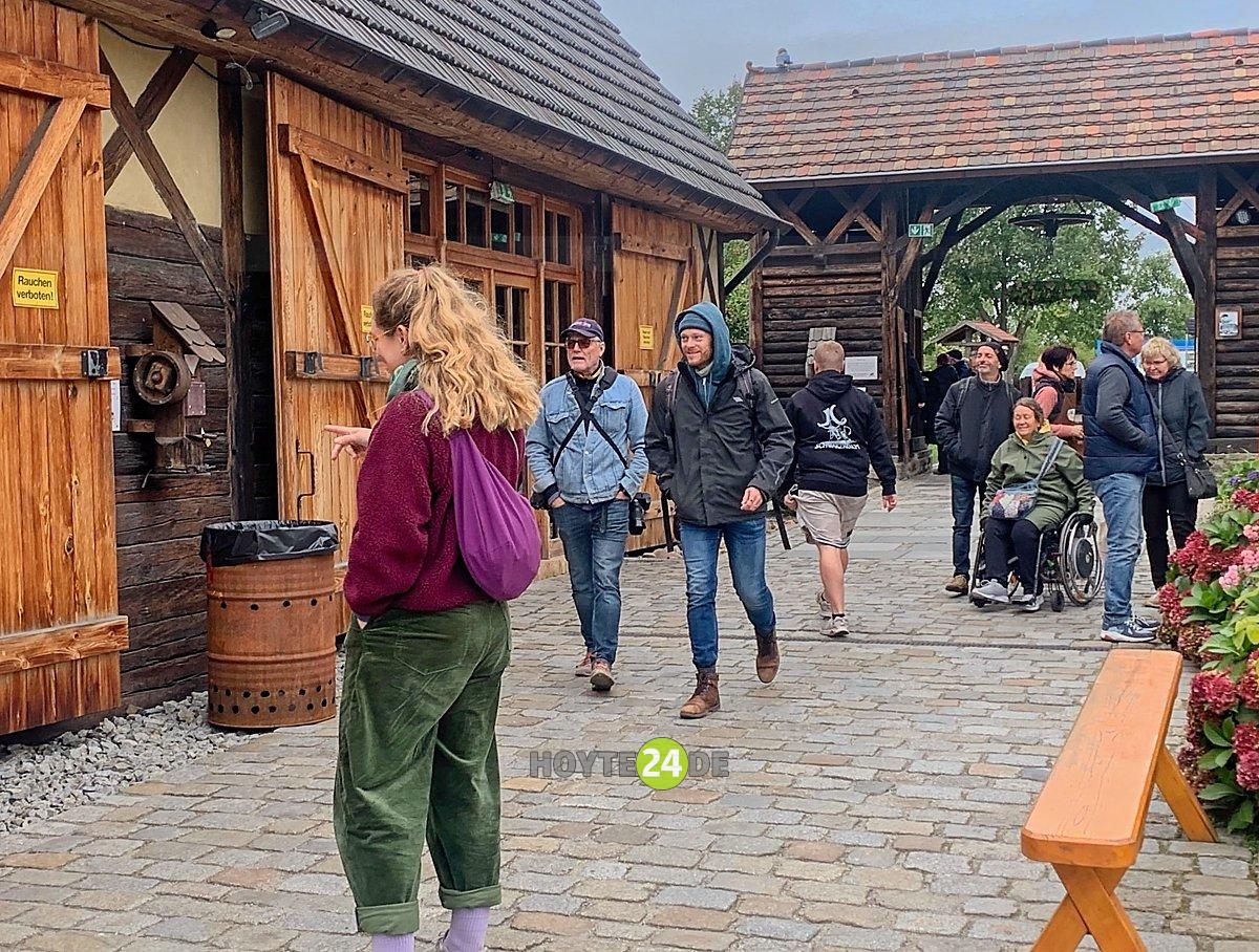 Man sieht Menschen auf dem Hof der Krabat-Mühle.