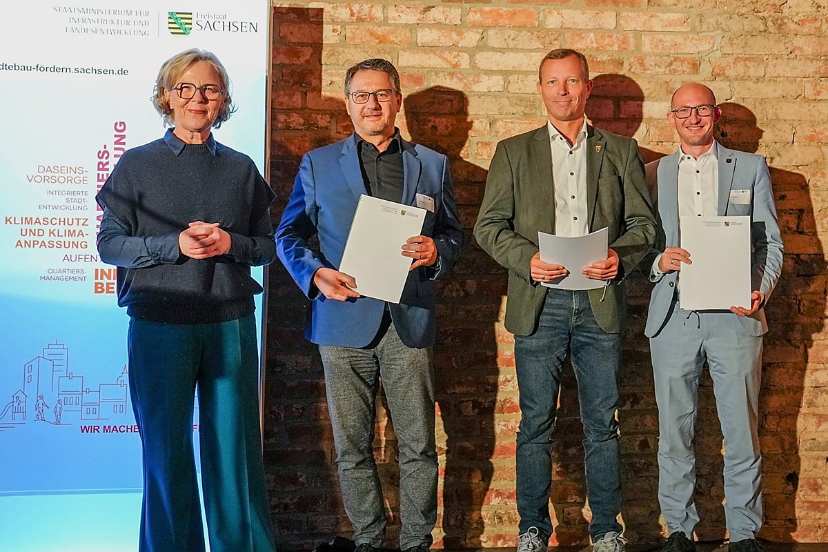 Man sieht die Übergabe des Bescheides in Leisnig.