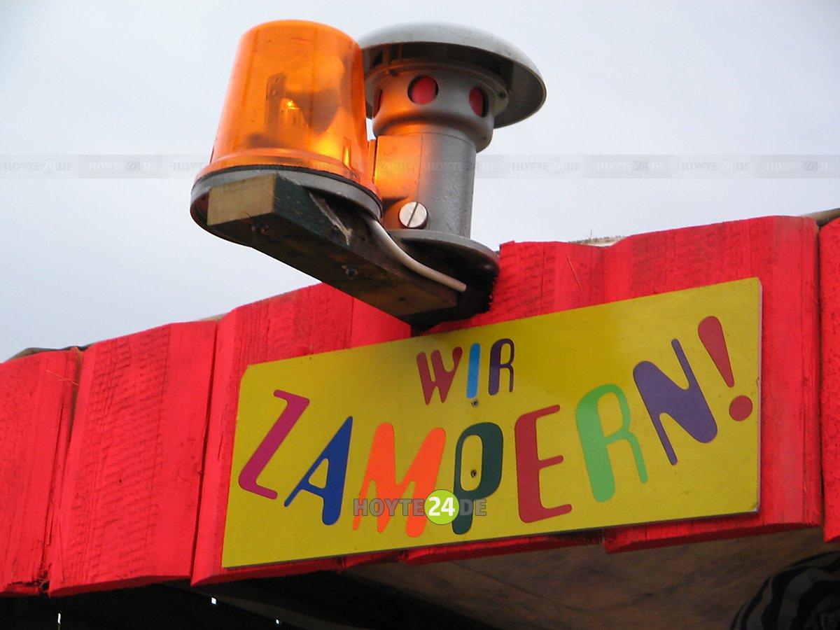 Man sieht ein Schild: Wir zampern.