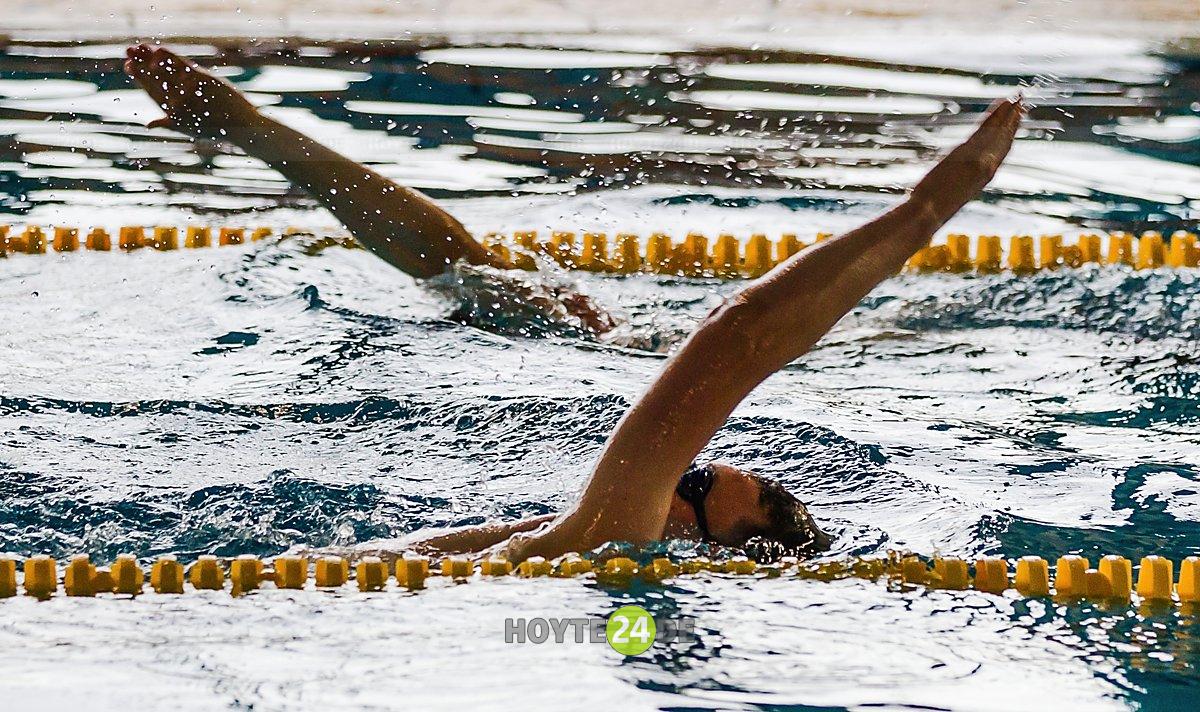 Man sieht zwei Schwimmer im Lausitzbad.
