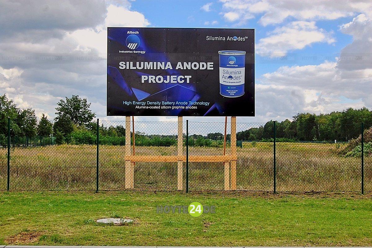 Man sieht das Werbeschild für Silumina Anodes in Schwarze Pumpe.