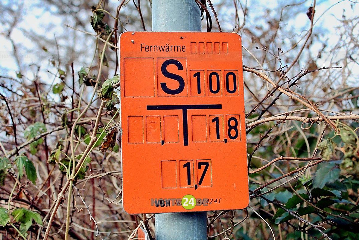 Man sieht ein Schild mit der Aufschrift Fernwärme.