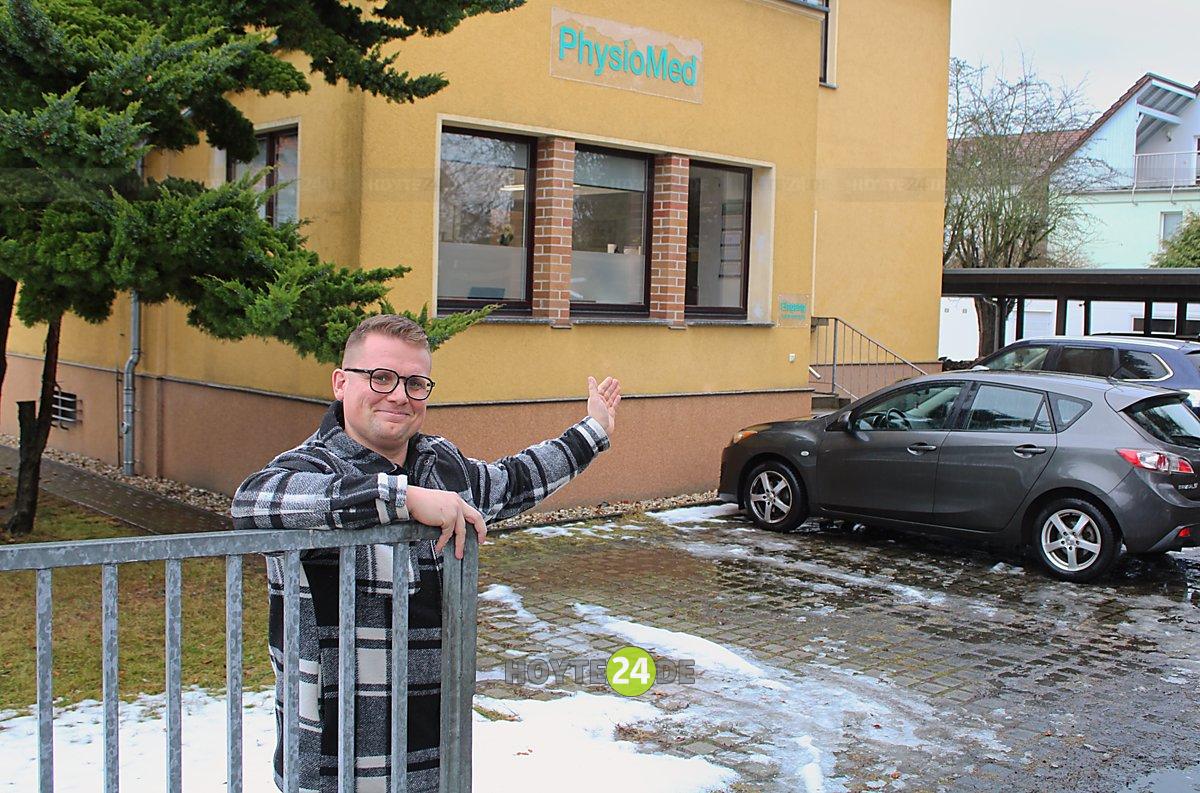 Man sieht Paul Bartosch vor der PhysioMed-Praxis.