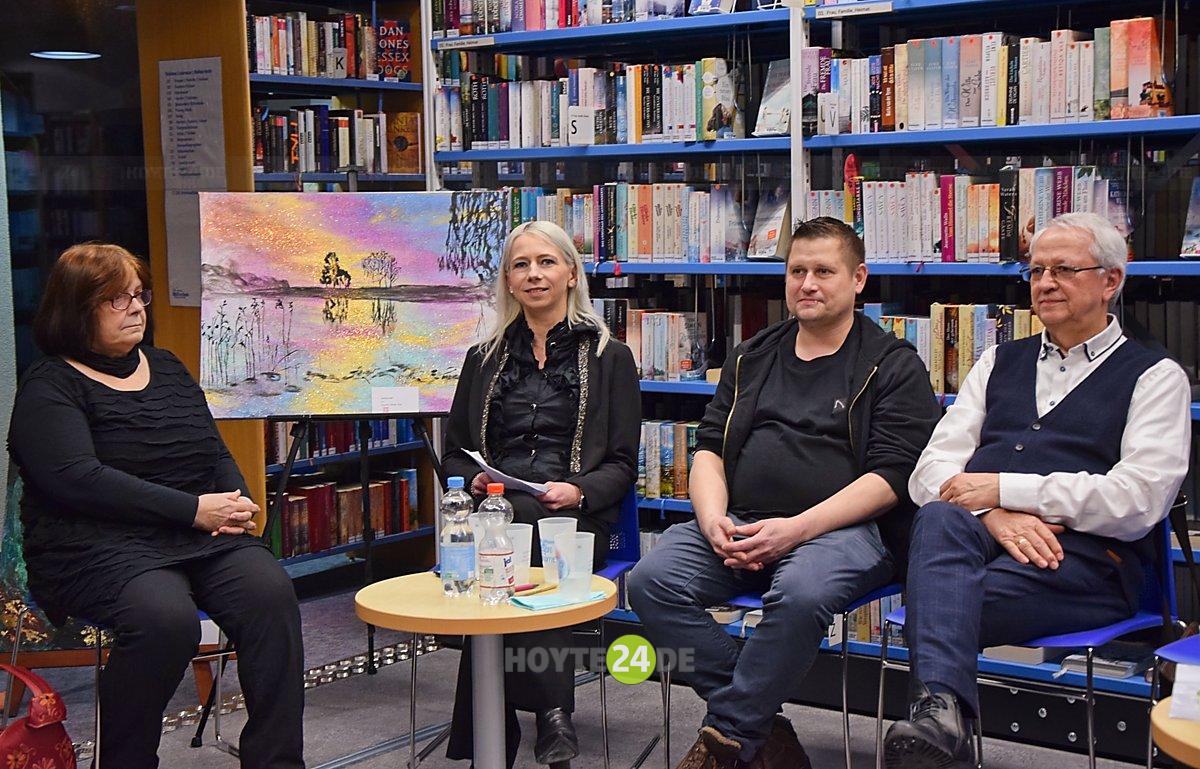 Man sieht Anita Guske, Carmen Kurz, Daniel Bähnisch und Georg Vesper.