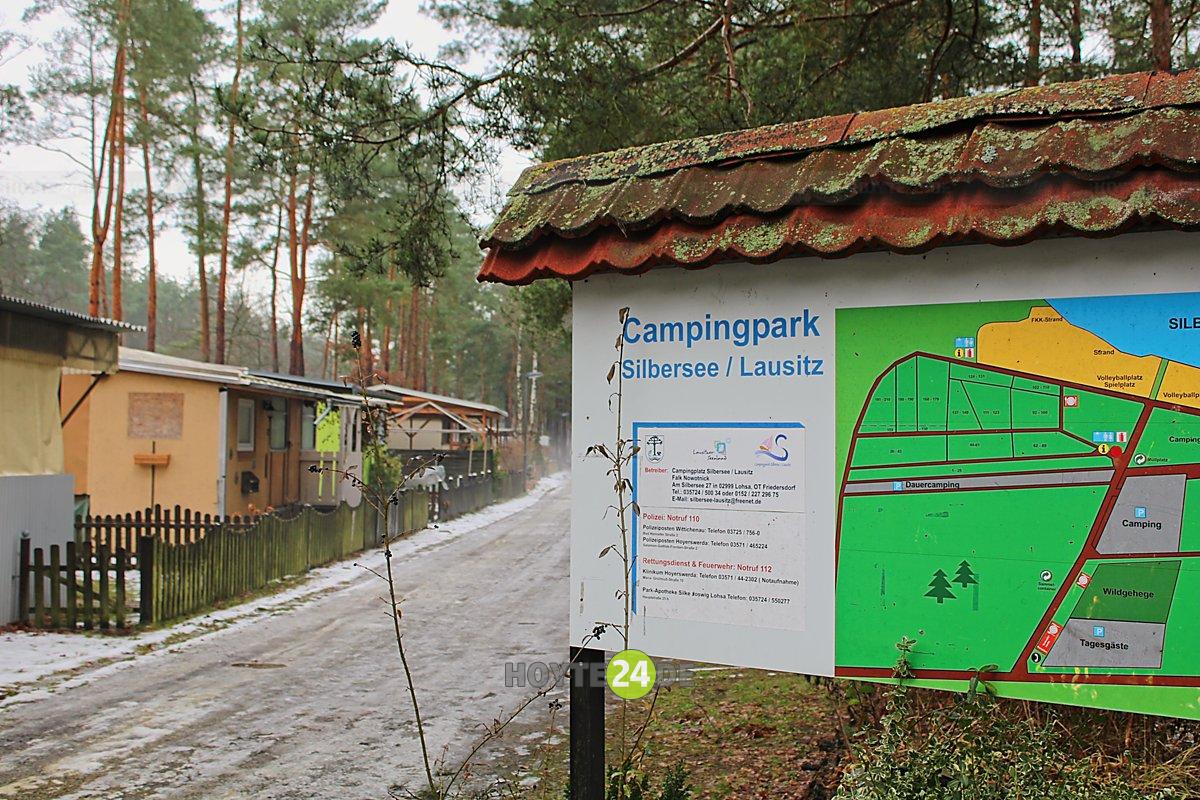 Man sieht das Schild mit der Aufschrift Campingpark Silbersee / Lausitz im Winter mit Schnee.