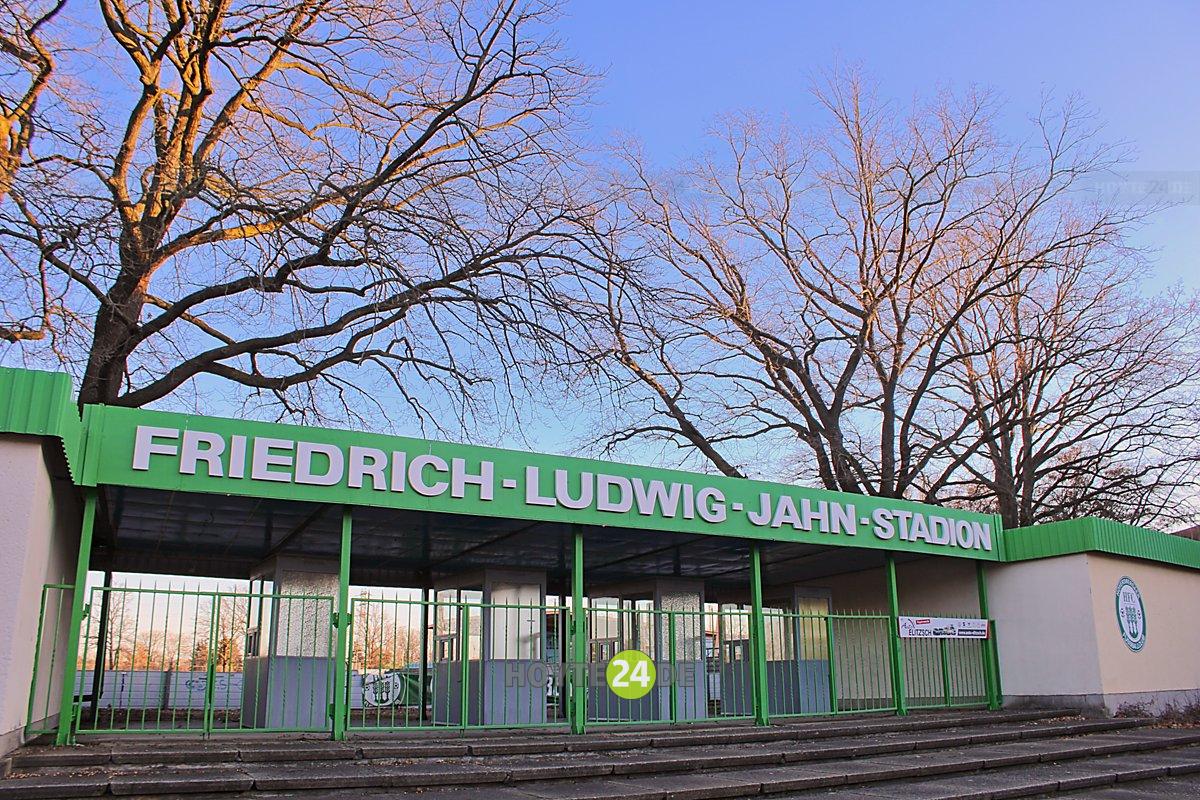 Man sieht den Eingang des Friedrich-Ludwig-Jahn-Stadions.