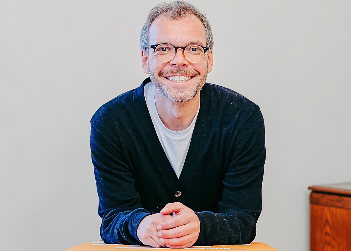 Man sieht Raphael Singer.