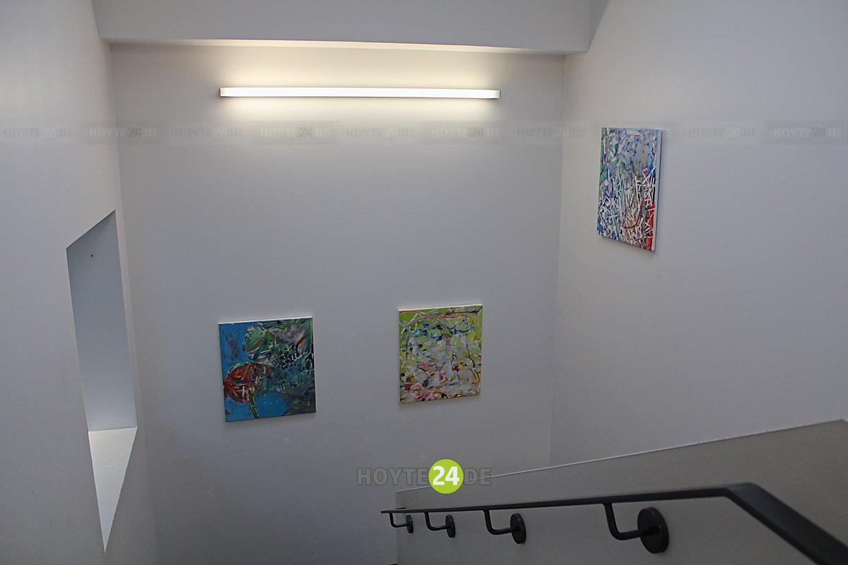 Man sieht Werke von Filip Zorzor im Bürgerzentrum.