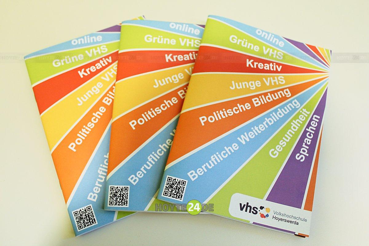 Man sieht drei Programmhefte der Volkshochschule Hoyerswerda.