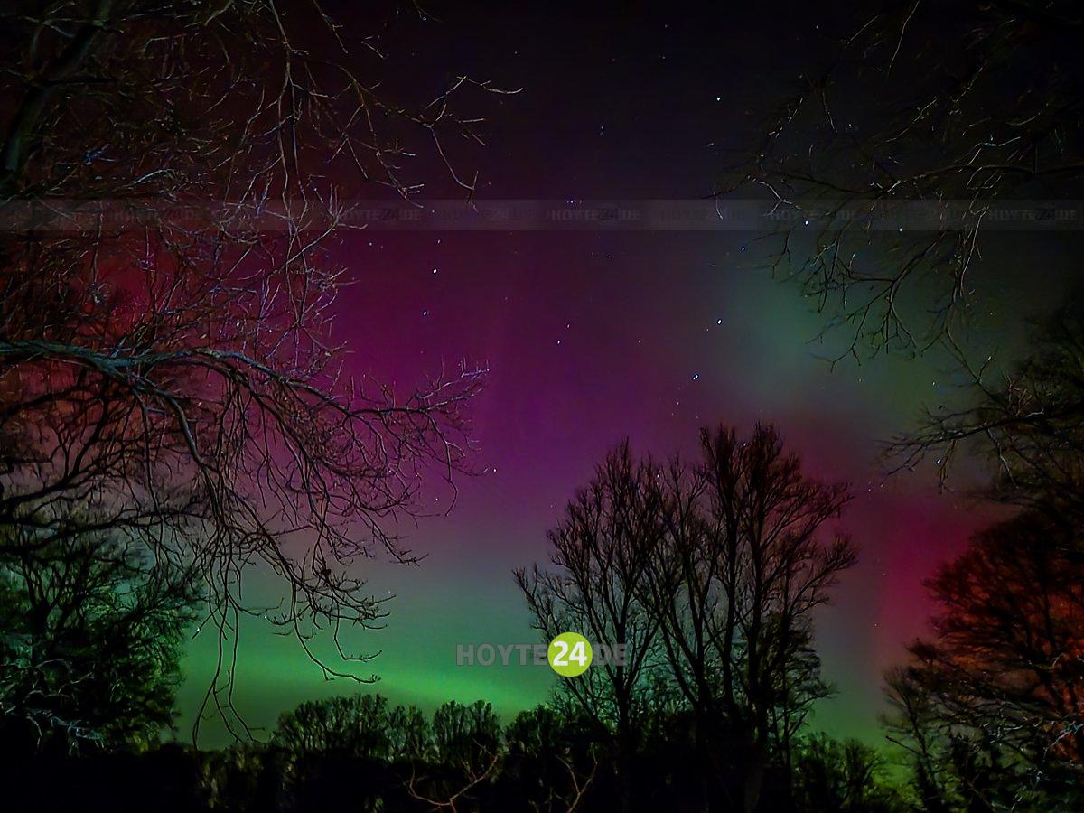Man sieht Polarlichter über Hoske.