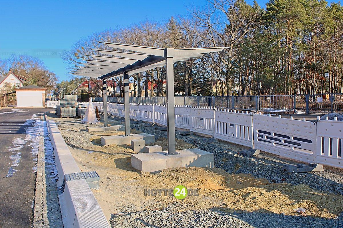 Man sieht die unfertige Bushaltestelle in der Karl-Liebknecht-Straße in Lauta.